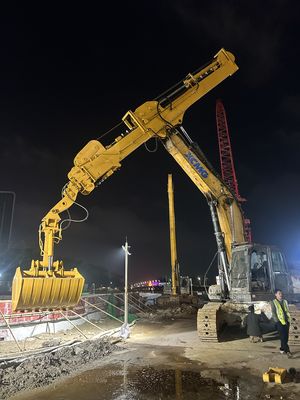 الحفرة القابلة للتخصيص XE370 ذراع تلسكوبية ثلاثية المراحل BS900 مواد أخف وزناً فعالة في حمل دلو أو قبضة 37T